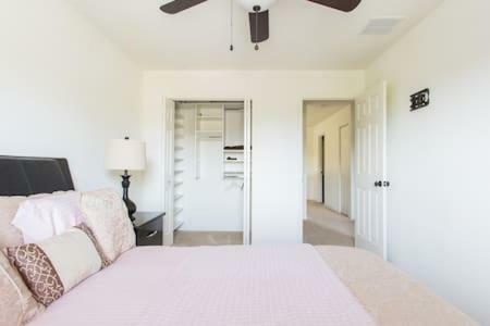 Modern 4 Bedroom House With Swimming Pool