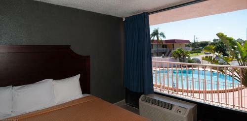 Hotel Express Inn & Suites