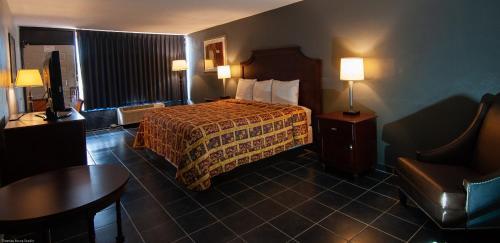 Hotel Express Inn & Suites