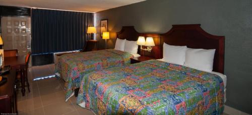 Hotel Express Inn & Suites
