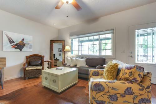 Cozy Downtown Bungalow