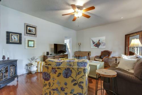 Cozy Downtown Bungalow
