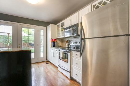 Cozy Downtown Bungalow