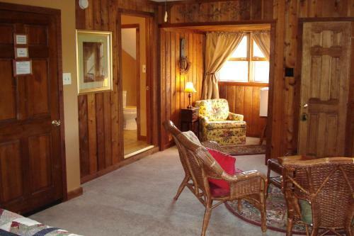 Bed & Breakfast Cedar House Inn & Yurts