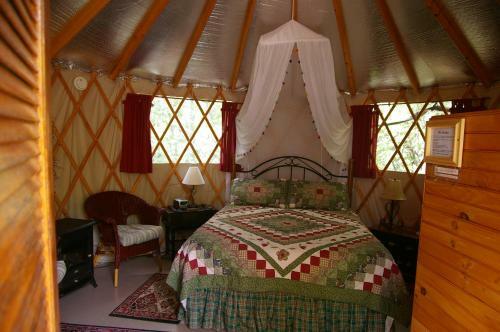 Bed & Breakfast Cedar House Inn & Yurts