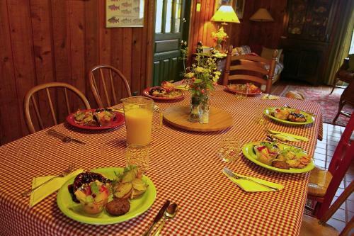 Bed & Breakfast Cedar House Inn & Yurts