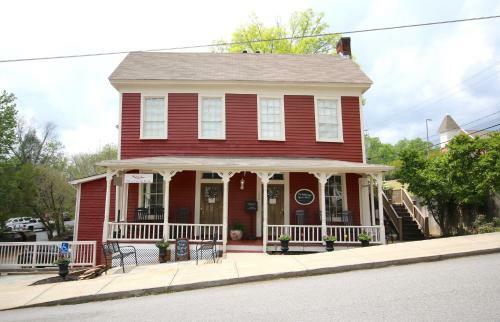 The Dahlonega Square Hotel