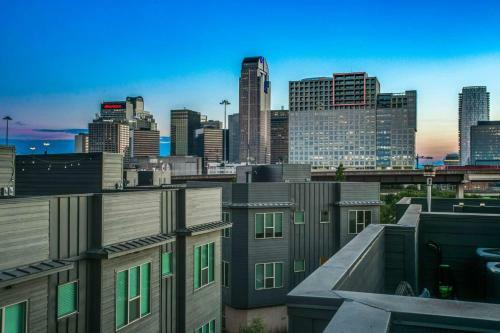 Chic Townhome W/ Private Rooftop Oasis