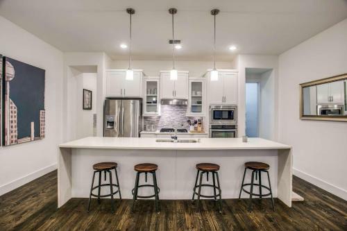 Chic Townhome W/ Private Rooftop Oasis