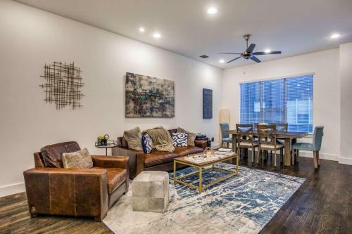 Chic Townhome W/ Private Rooftop Oasis