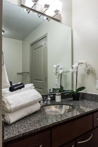Apartamento ? Of Design Dist | Balcony | 1 Mi From AA Center