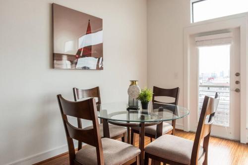 Apartamento Stay Above It All @ Views + Balcony + Shopping 1br
