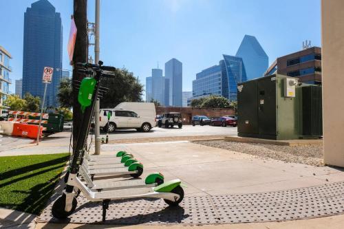 Apartamento Quiet + Modern | Parking | Dining + Shopping 2br