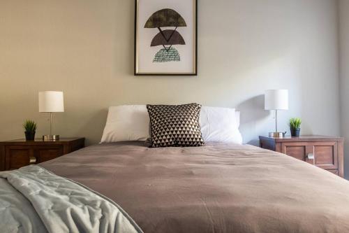 Apartamento Quiet + Modern | Parking | Dining + Shopping 2br