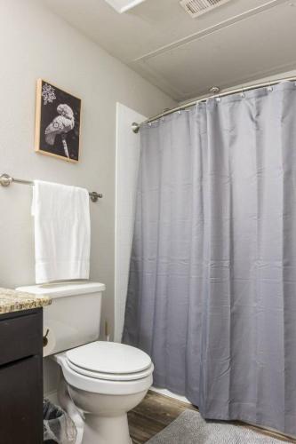 Apartamento Quiet + Modern | Parking | Dining + Shopping 2br