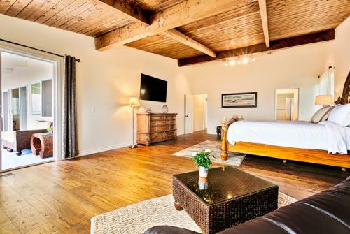 Dp-338 - Hillside Getaway Two-bedroom Holiday Home