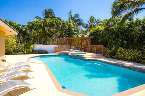 Minutes To Beach & Casino Spacious 4br Home Heated Pool