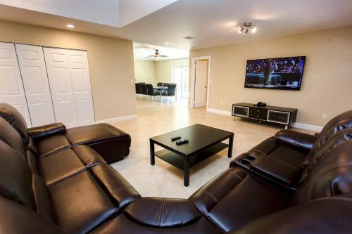 Minutes To Beach & Casino Spacious 4br Home Heated Pool