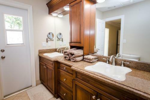 Minutes To Beach & Casino Spacious 4br Home Heated Pool