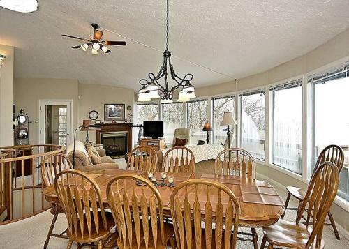 Round To It Three-bedroom Chalet