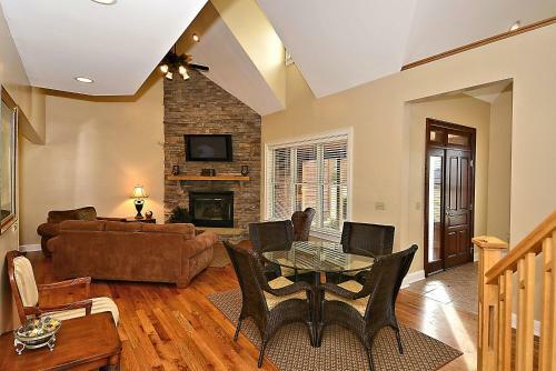 White Aspen Three-bedroom Chalet