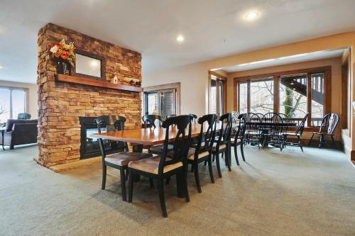 Wolverton Heights Ten-bedroom Chalet