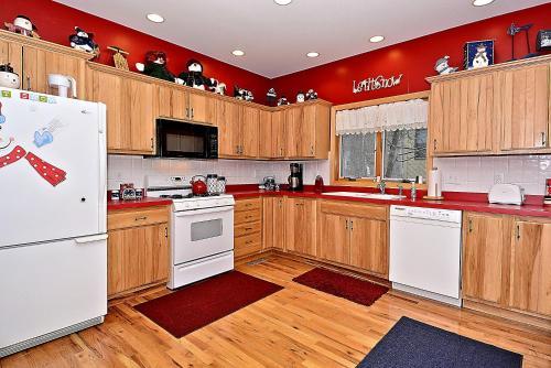 Ski Bums Inn Five-bedroom Chalet