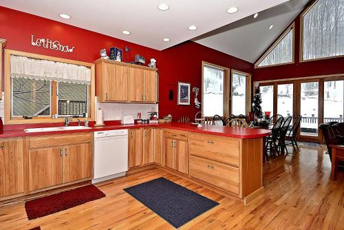 Ski Bums Inn Five-bedroom Chalet