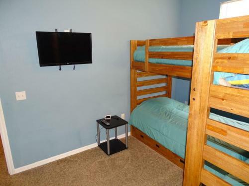 Hills Den 102