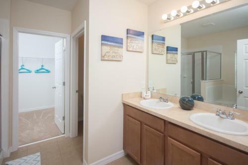 Julie's Oasis Villa - Four Bedroom Home