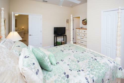 Joanne's West Haven Villa - Five Bedroom Home