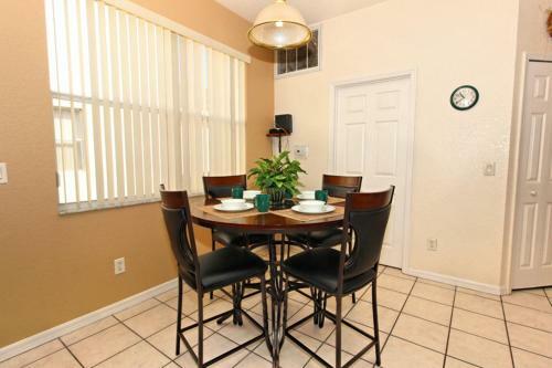 Oxford 684 Apartment