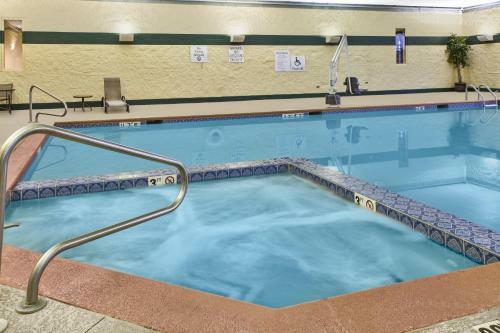 Holiday Inn Hotel & Suites Bolingbrook