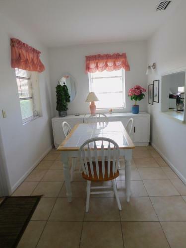 Apartamento The Grove Beach Condominiums