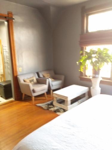 Bed & Breakfast Off Broadway B & B