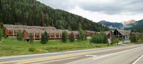 Hotel Cascade Village By The Ivy Group