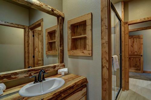 Whispering Pines Lodge: 9 Bedroom