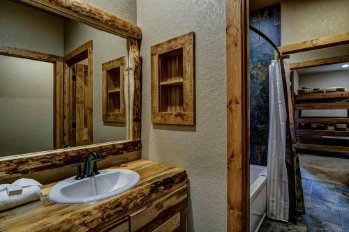 Whispering Pines Lodge: 9 Bedroom