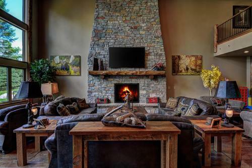 Whispering Pines Lodge: 9 Bedroom
