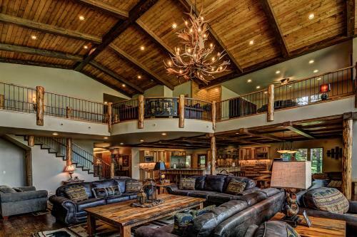 Whispering Pines Lodge: 9 Bedroom