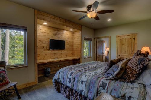 Whispering Pines Lodge: 9 Bedroom