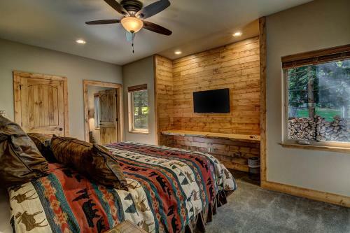 Whispering Pines Lodge: 9 Bedroom