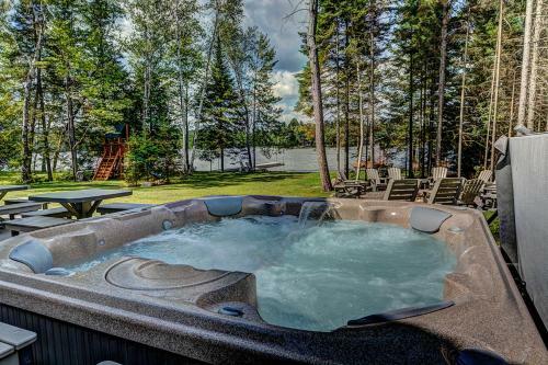Whispering Pines Lodge: 9 Bedroom