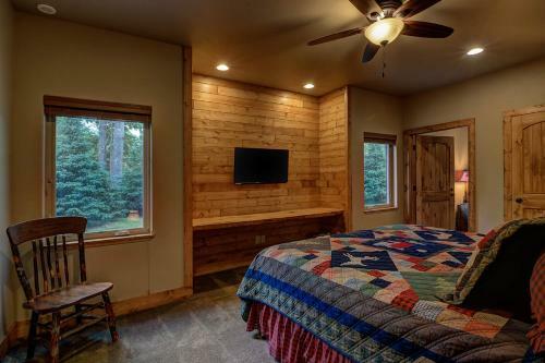 Whispering Pines Lodge: 9 Bedroom