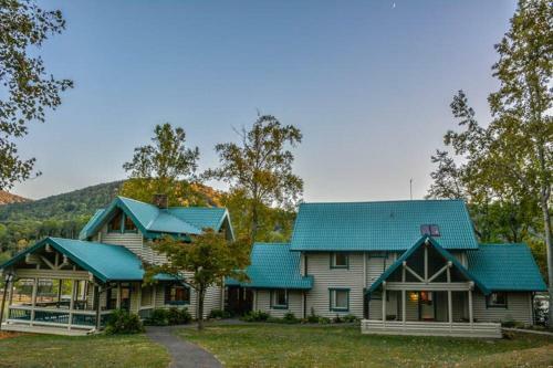 Falling Waters Mountain Lodge