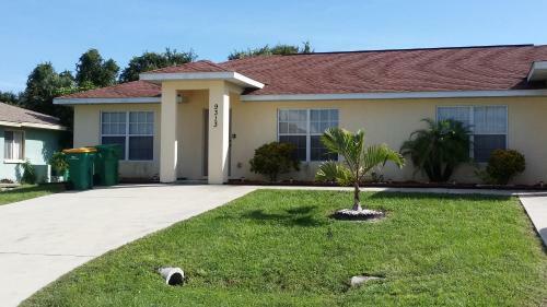 Englewood Cozy Comfy Home B