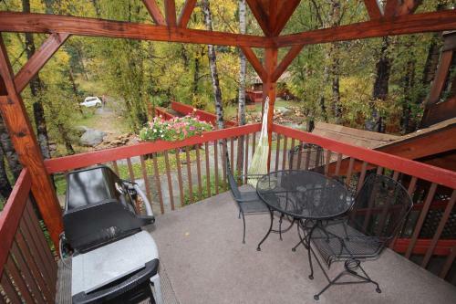 Hotel Streamside On Fall River