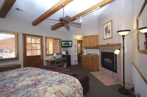 Hotel Streamside On Fall River