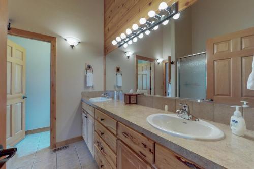 Twin Pines Cabin