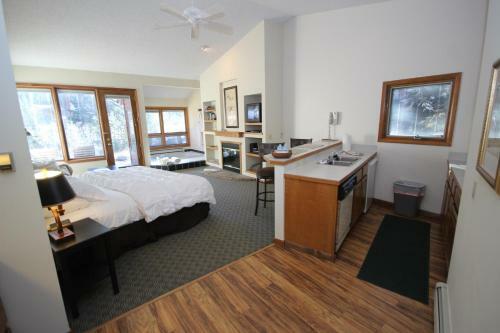 Hotel Boulder Brook On Fall River